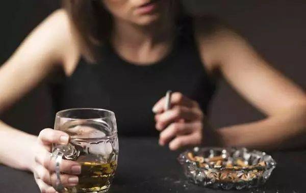 长期大量饮酒形成的酒依赖及慢性酒精中毒